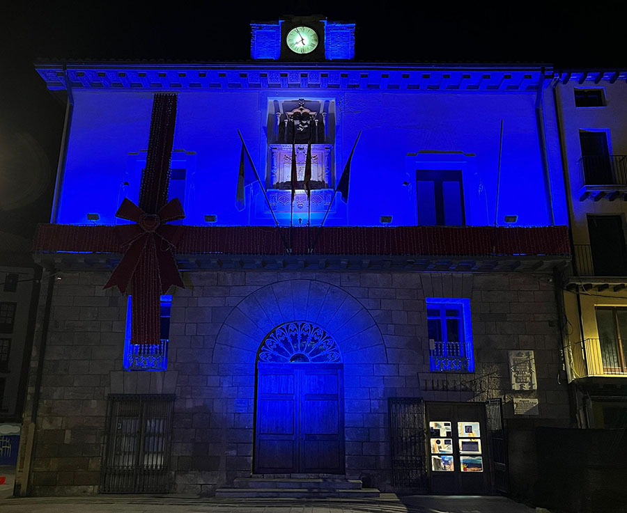 Edificio de Calatayud iluminado con el color azul de la Policía Nacional.